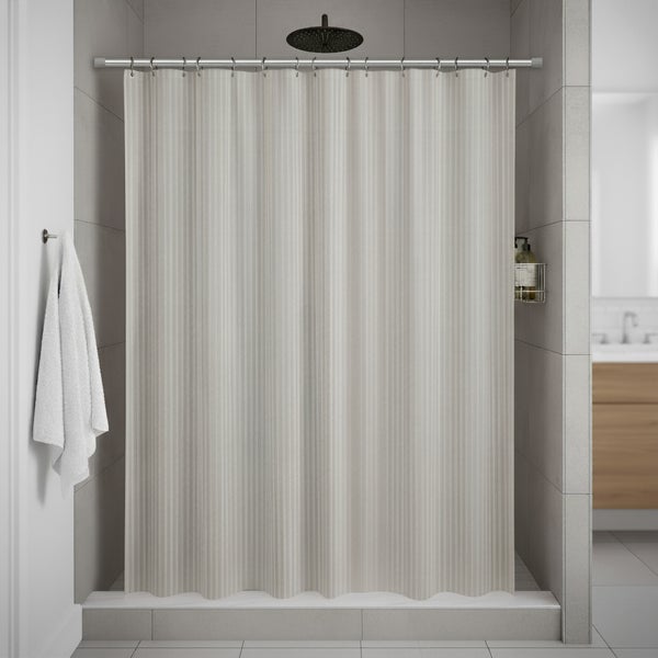 Helles Badezimmer mit Duschvorhang und Handtuch