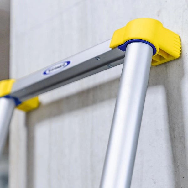 Detailansicht einer Leiter mit gelben Füßen und silbernen Holmen