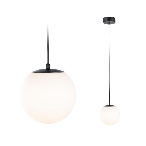 Moderne Pendelleuchte mit kugelförmigem Glasschirm und schwarzer Metallaufhängung.