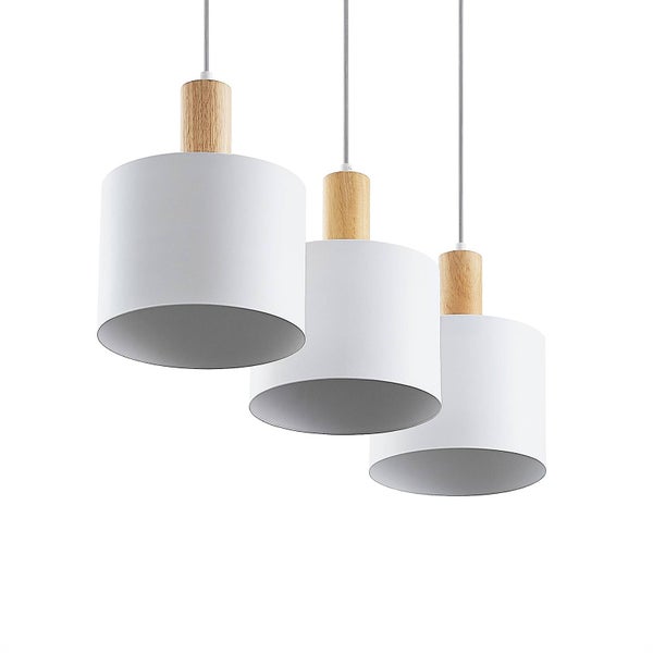 Drei weiße Pendelleuchten mit Holzelement