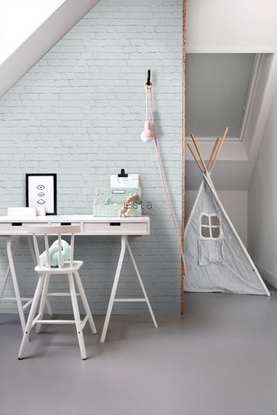 Kinderzimmer mit Schreibtisch, Stuhl, Spielzelt und Backsteintapete