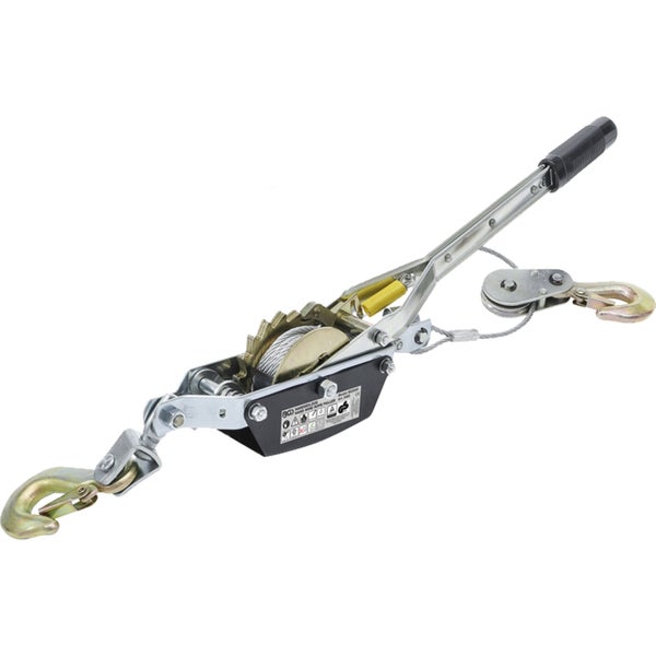 Gartenbank aus Holz mit Kissen, Getränk und Gebäck