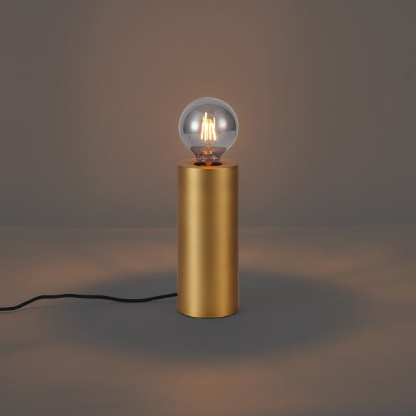 Zylindrische Tischleuchte in Goldoptik mit dekorativem LED-Glühfaden-Leuchtmittel und schwarzem Kabel.