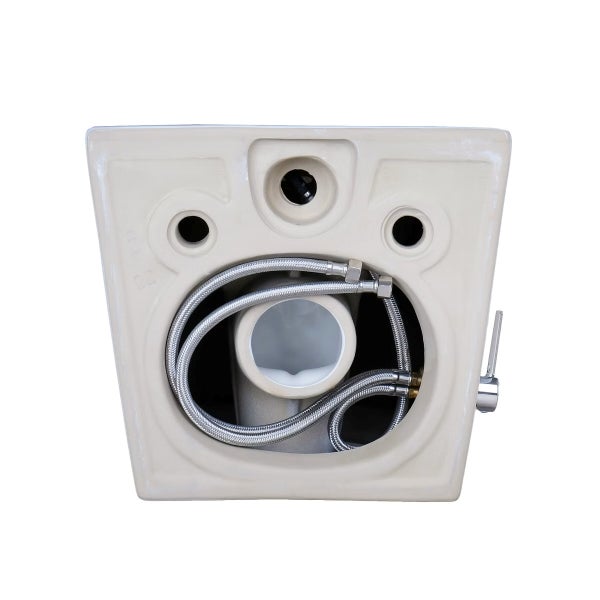 Rückansicht eines WC-Beckens aus Keramik mit flexiblen Metallschläuchen und seitlichem Hebel.