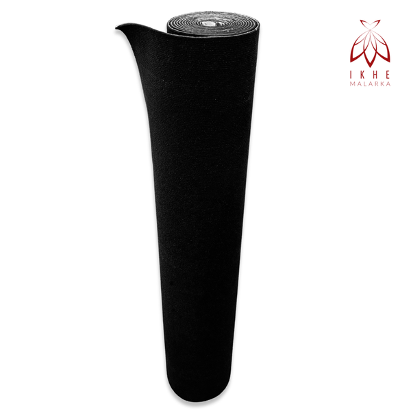 Gerollte, schwarze Teppichbahn