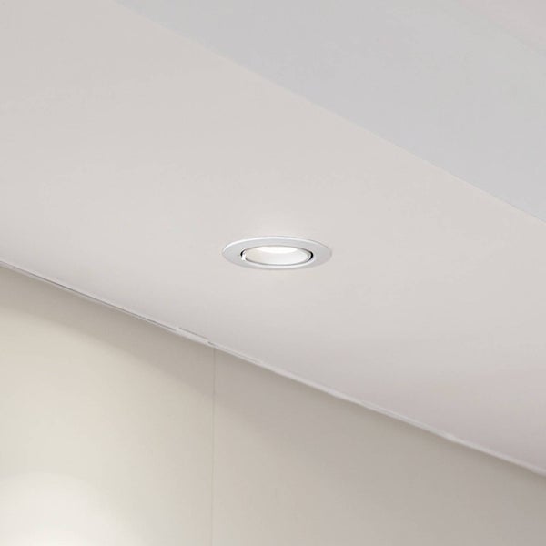 Runder Einbaustrahler in einer Decke montiert und eingeschaltet.