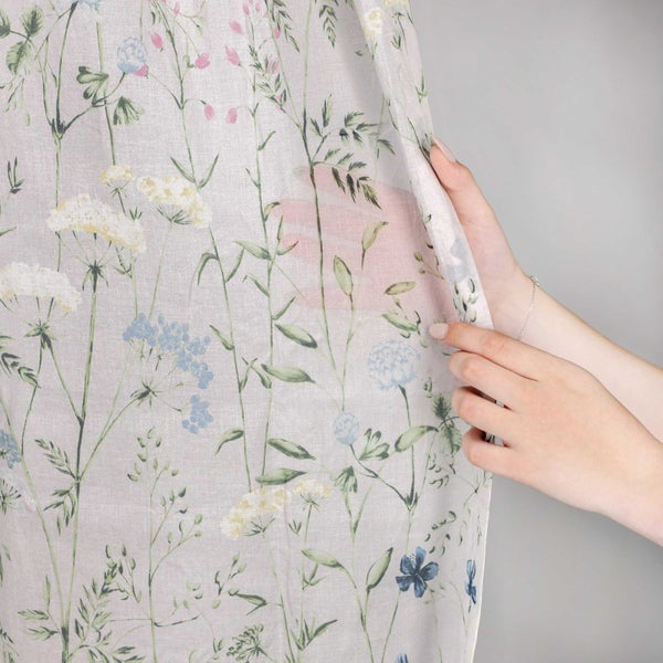 Gardine mit Blumenmuster und Händen