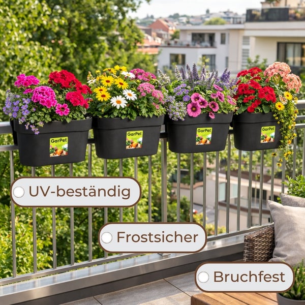 GarPet Blumenkästen am Balkongeländer, UV-beständig, frostsicher und bruchfest, bepflanzt mit bunten Blumen.