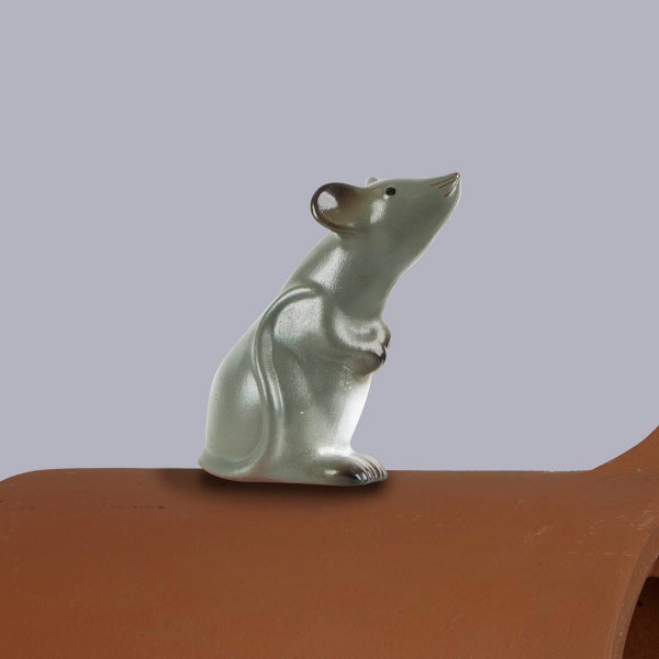 Dachfigur Maus aus Keramik auf einem Dachziegel.