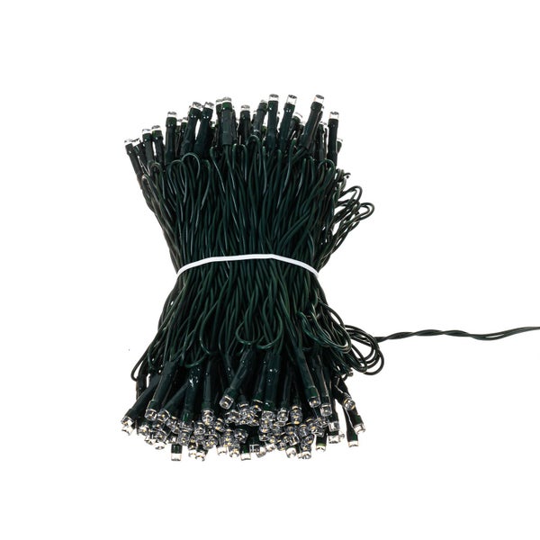 LED-Lichterkette mit warmweißen Lichtern, gewickelt um ein dunkles Rankgitter aus Holz im Garten.