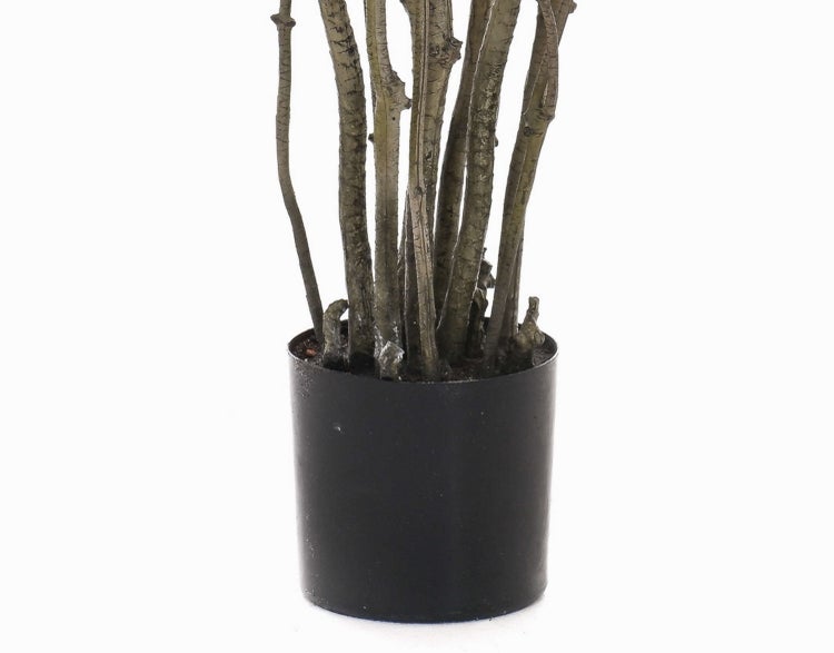 Künstliche Alocasia-Pflanze mit pfeilförmigen Blättern und markanten hellen Blattadern.