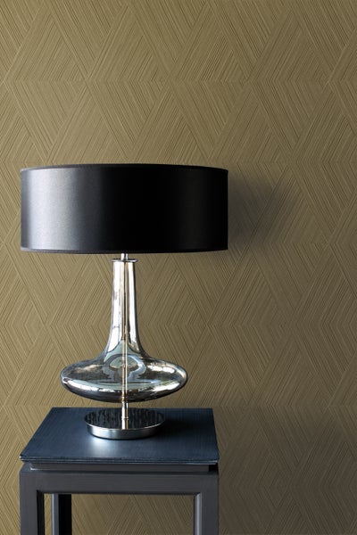 Szene mit gemusterter Tapete und Tischleuchte