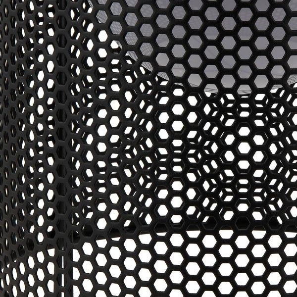 Detailansicht eines schwarzen Metallgitters mit hexagonalem Lochmuster.