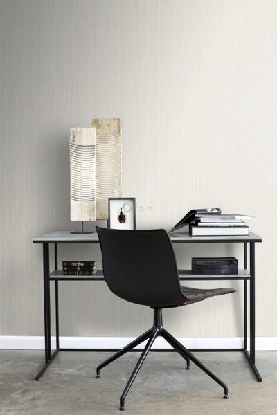 Szene mit Schreibtisch, Stuhl und dekorativen Elementen vor einer Tapete mit vertikaler Streifenstruktur