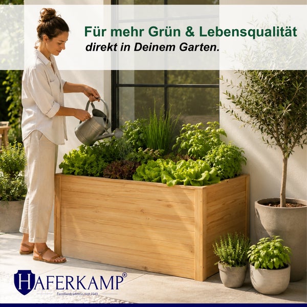 Eine Frau gießt Kräuter in einem hölzernen Hochbeet auf der Terrasse. Haferkamp Logo.