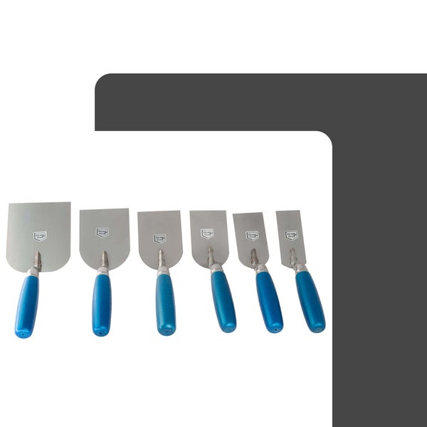 Sechsteiliges Malerspachtel-Set aus rostfreiem Edelstahl mit blauen Griffen in verschiedenen Breiten.