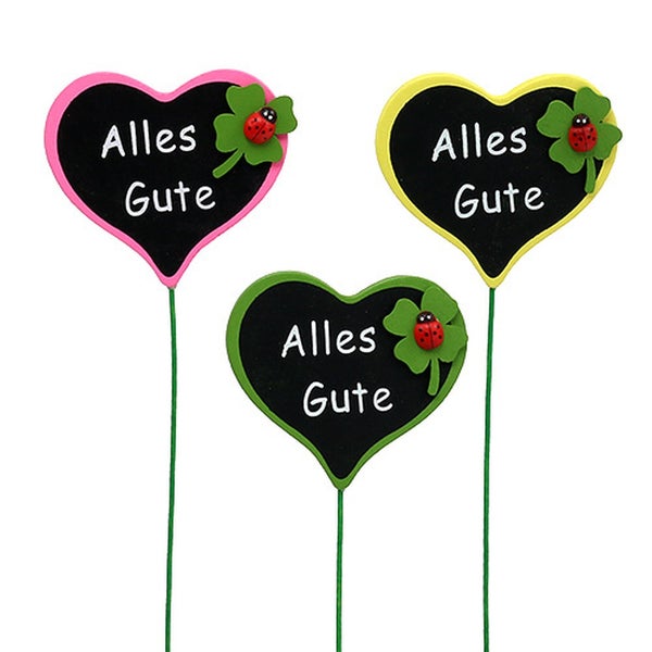Drei herzförmige Gartenstecker mit der Aufschrift Alles Gute, verziert mit einem Kleeblatt und Marienkäfer