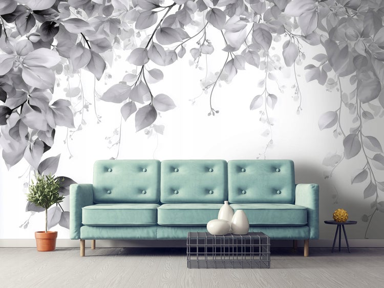 Wohnzimmer mit mintfarbenem Sofa, Blättertapete und dekorativen Elementen für ein stilvolles Ambiente