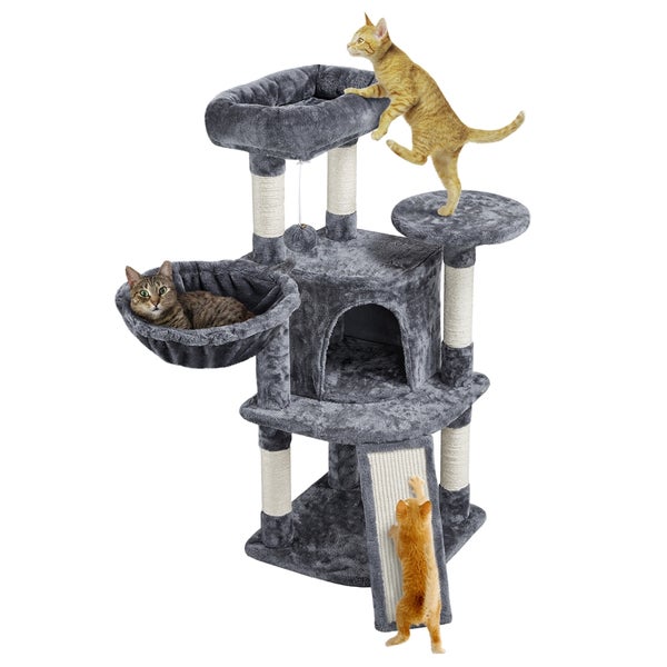 Katzenkratzbaum mit Liegemulde, Höhle und Kratzstämmen, genutzt von drei Katzen