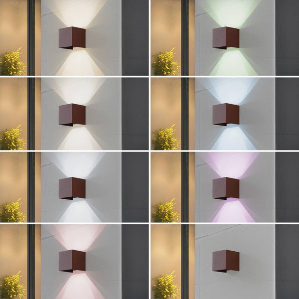 Außenwandleuchte in Würfelform mit Up- und Down-Lichteffekt in verschiedenen Lichtfarben an einer Hauswand.