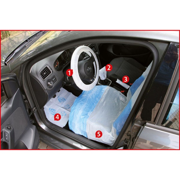 Innenraum eines Autos mit Lenkradschutz, Schalthebelschutz, Handbremshebelschutz, Fussmatten und Sitzschutz