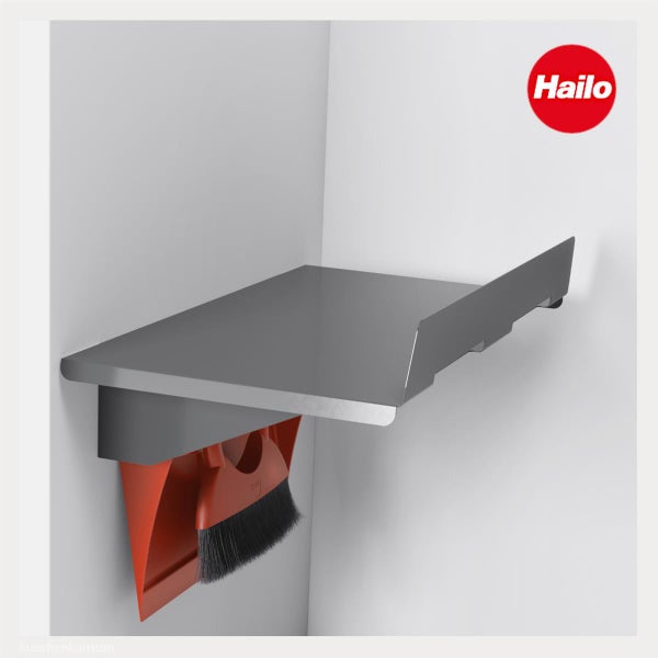 Graues Hailo Einbauregal mit rotem Handfeger und Kehrschaufel Set. Hailo Logo.