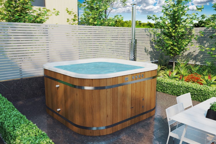 Holzbadezuber mit Wasser im Garten