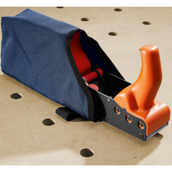 Einhandhobel mit orangefarbenem Griff, schwarzem Gehäuse und blauem Spänefangsack auf einer Werkbank.