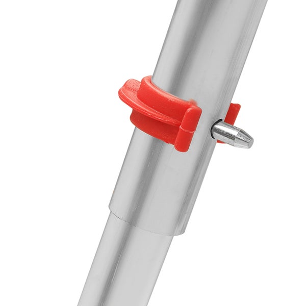 Detail einer Aluminium Teleskopstange mit roter Klemme