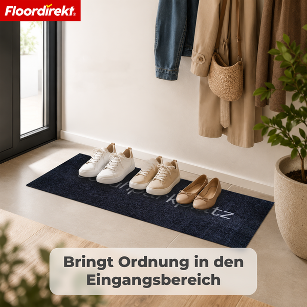 Eine rechteckige Schmutzfangmatte mit Schuhparkplatz Aufschrift in einem Flur mit Schuhen und Garderobe von Floordirekt.