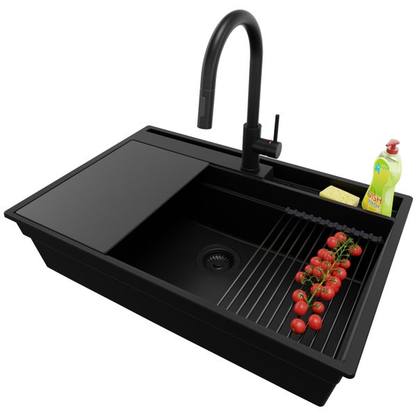 Schwarze Küchenspüle mit Armatur, Schneidebrett, Abtropfgitter, Spülmittel und Schwamm