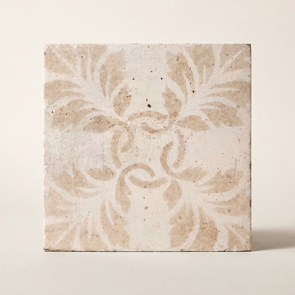 Quadratische Fliese aus Feinsteinzeug mit floralem Dekor in mediterraner Optik für Wand und Boden.