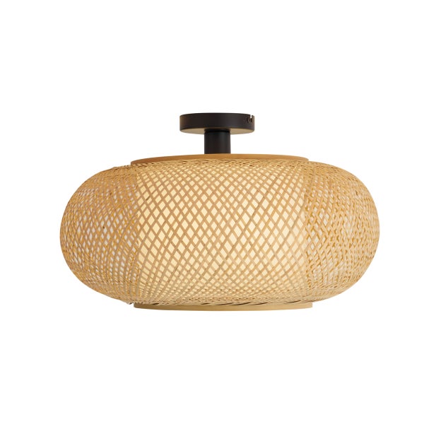 Deckenleuchte mit ovalem Schirm aus geflochtenem Bambus und dunkler Halterung.