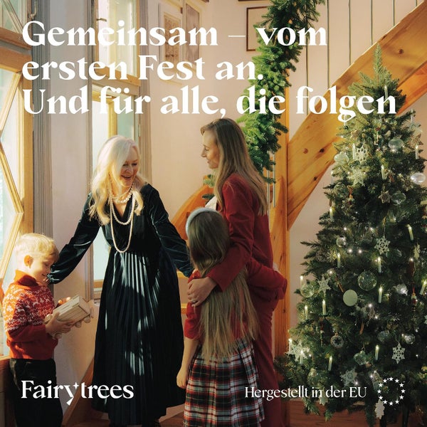 Familie mit geschmücktem Tannenbaum im Wohnzimmer, FairyTrees Logo und Hergestellt in der Europäischen Union Siegel.