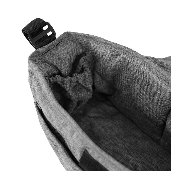 Dekorative Küchenszene mit Regalen, Geschirr, Pflanzen und einer Blumenvase