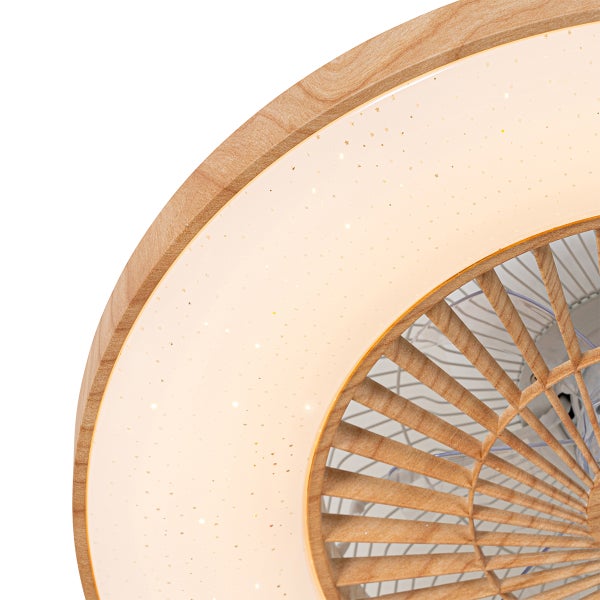 Nahaufnahme eines Deckenventilators mit Licht, Holzoptik-Rahmen, Leuchtpanel mit Sternenhimmel-Effekt und Holz-Schutzgitter.