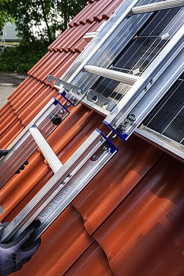 Montage von Solarmodulen auf einem Hausdach mit Dachhaken