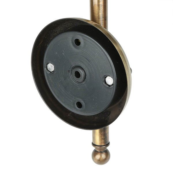 Detailaufnahme einer bronzefarbenen Wandhalterung mit Schrauben