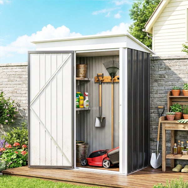Metall-Gerätehaus mit Pultdach und geöffneter Tür auf einer Holzterrasse im Garten, im Inneren befinden sich Gartengeräte und ein Rasenmäher.