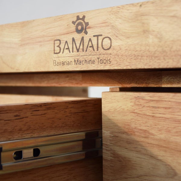Holzkiste mit Auszug und Bamatologo