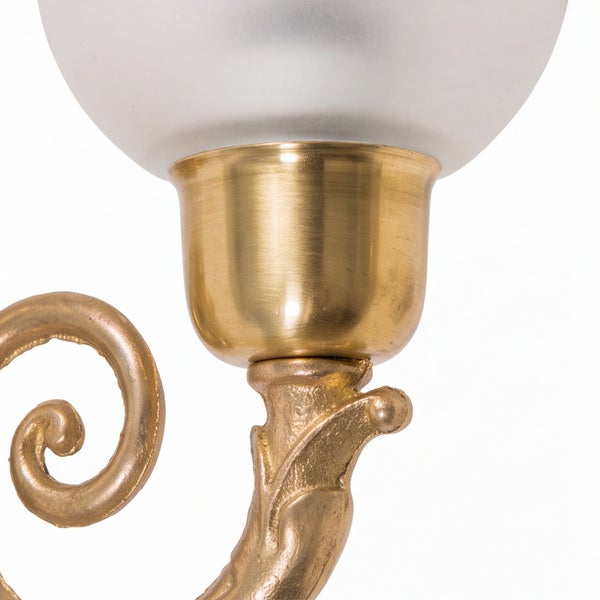 Wandleuchte im antiken Stil, Detailansicht mit Halterung aus Messing und Schirm aus mattem Glas.
