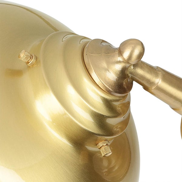 Detailansicht einer goldenen Lampe mit Schrauben und Gelenk