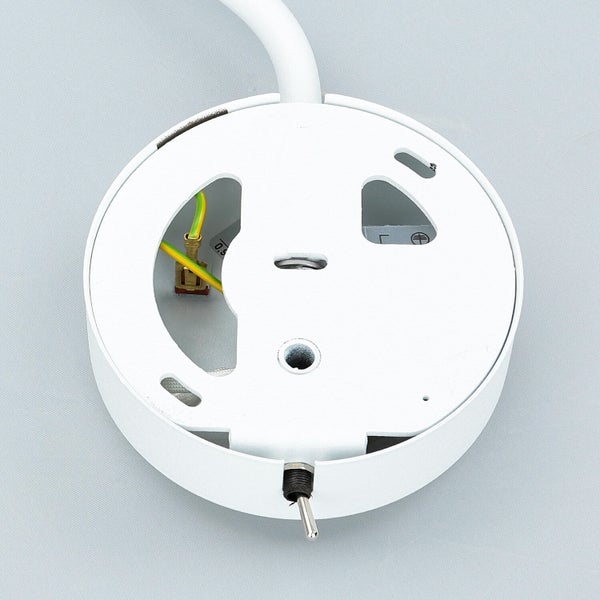 Detailansicht einer runden Deckenleuchte mit Anschlussklemmen