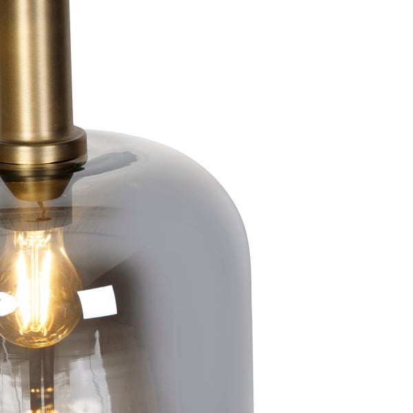 Detailansicht einer Lampe mit Messingfuß und Glasabdeckung