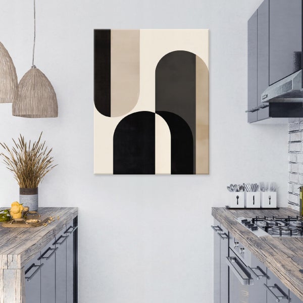Abstraktes Wandbild mit geometrischen Formen in moderner Kueche mit rustikalen Holzarbeitsplatten und grauen Fronten.