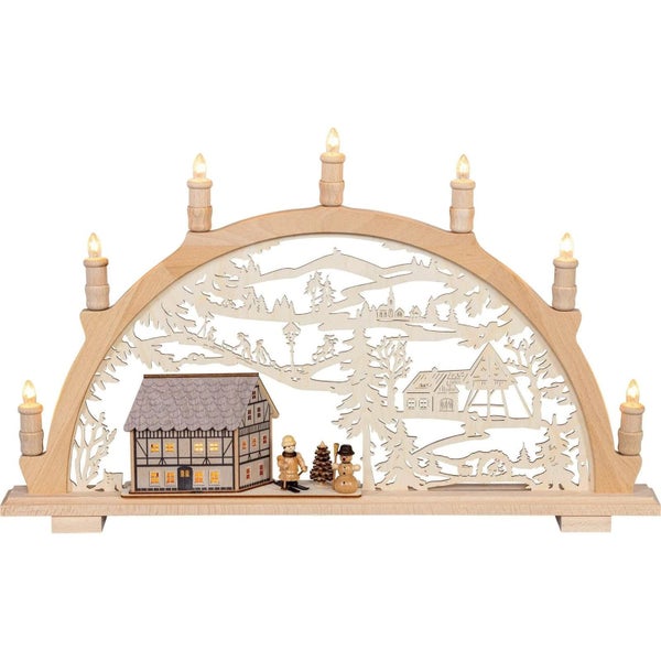 Beleuchteter Schwibbogen aus Holz mit winterlicher Dorflandschaft und Figuren, 7 Flammen, Weihnachtsdekoration.