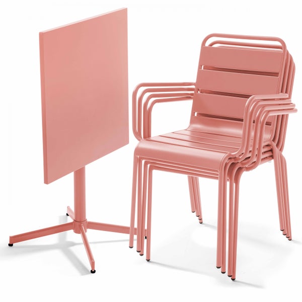 Roséfarbenes Set aus stapelbaren Gartenstühlen aus Metall und einem Bistrotisch mit abklappbarer quadratischer Tischplatte.