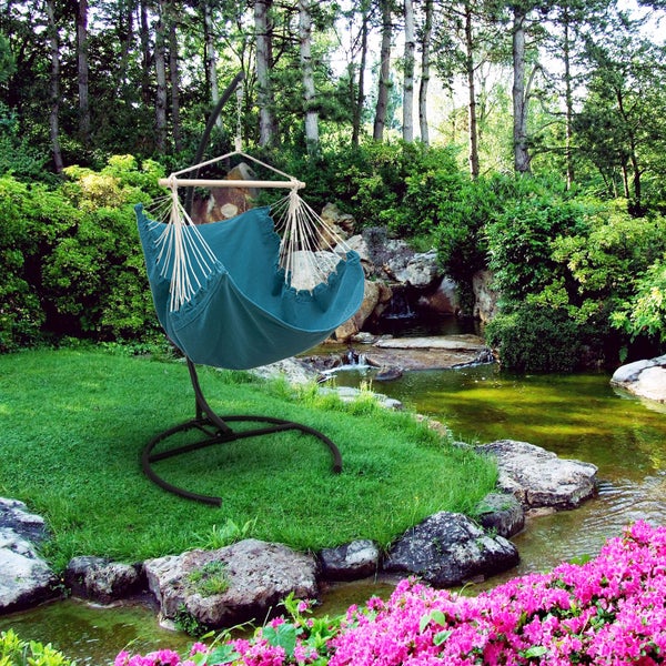 Hängesessel mit Gestell im Garten am Teich