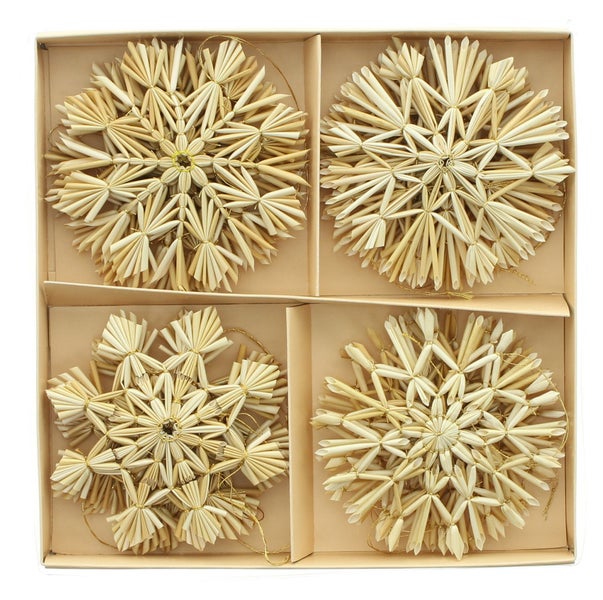 Vier Strohsterne als Christbaumschmuck in einer Box