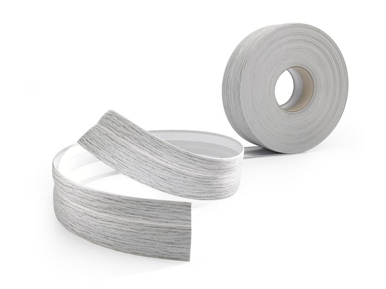 Eine Rolle Kantenband mit Holzoptik zur Kantenbearbeitung von Plattenmaterial.